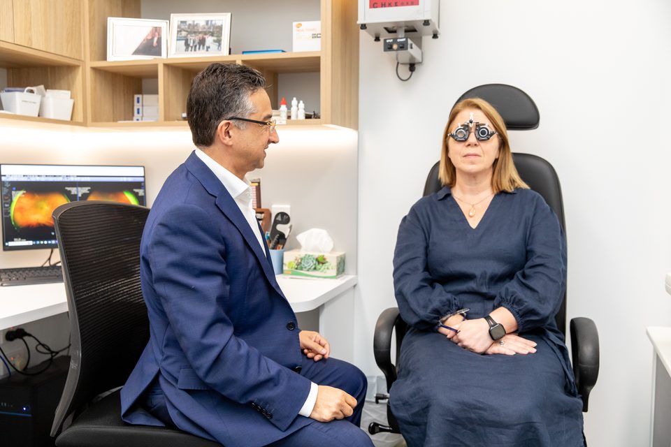 Eastwood Eye Surgery ophthalmologist reviewing a retinal scan on screen during a macular degeneration consultation